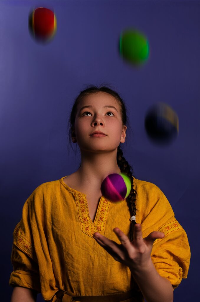 Frau, die Bälle jongliert